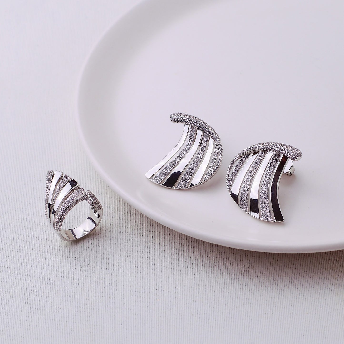 PETAL KISS RING