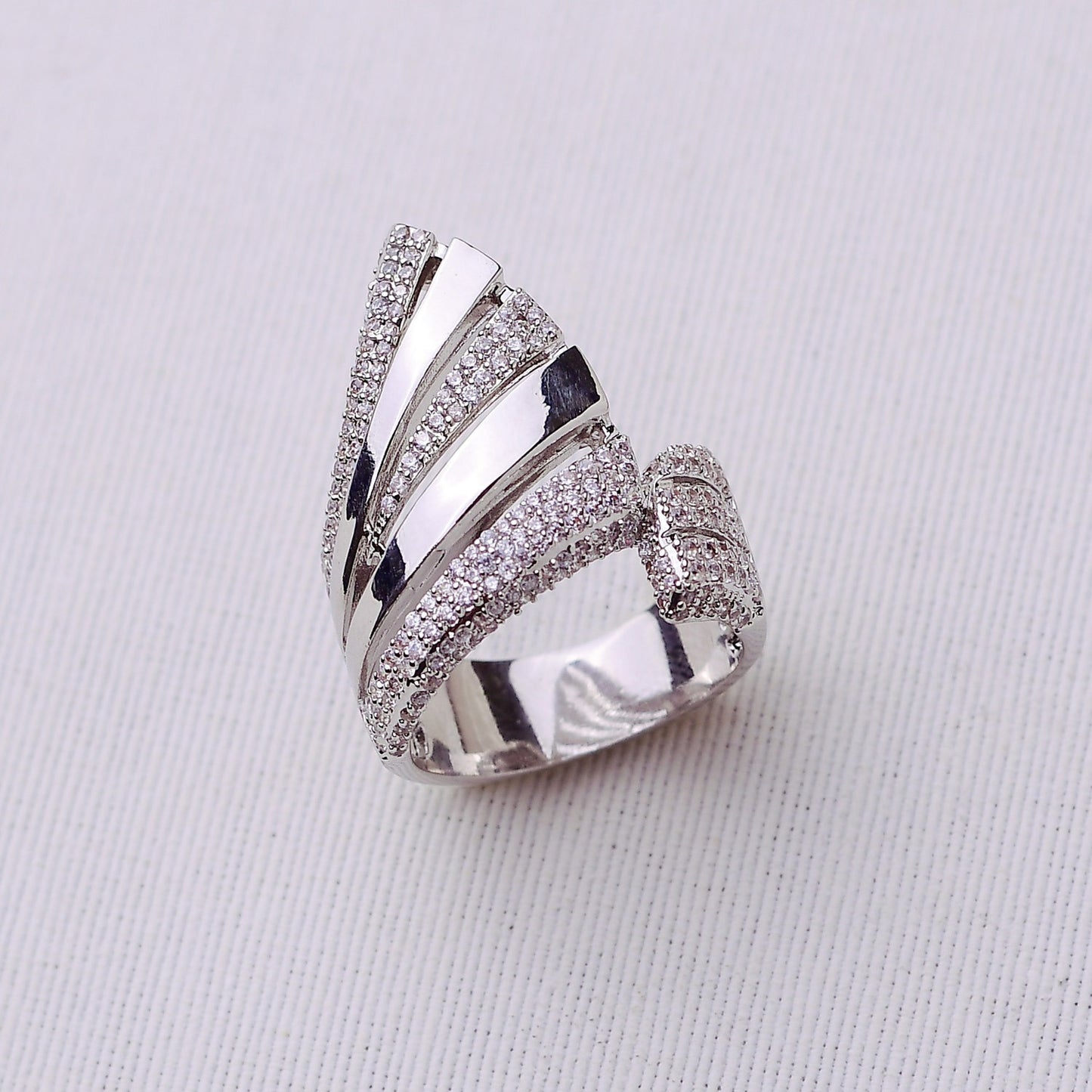 PETAL KISS RING